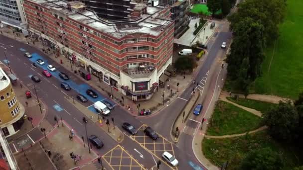 Drohnenaufnahme einer belebten Straße in der Nähe von Clapham Common in London. — Stockvideo