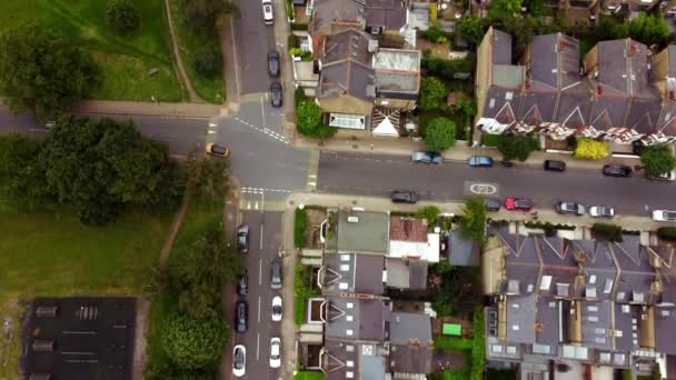 Een drone uitzicht op de grens van een park en laagbouw in Londen. — Stockvideo