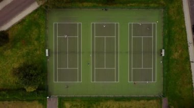 Clapham Common yakınlarındaki tenis kortlarının insansız hava aracı görüntüsü.