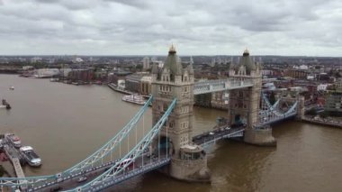 Tower Bridge 'in insansız hava aracı görüntüleri ve arka planda Londra şehrinin havadan çekilmiş görüntüleri.