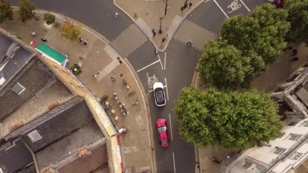 Drone uitzicht op een kleine straat kruising in Wimbledon, Londen op een zonnige dag. — Stockvideo