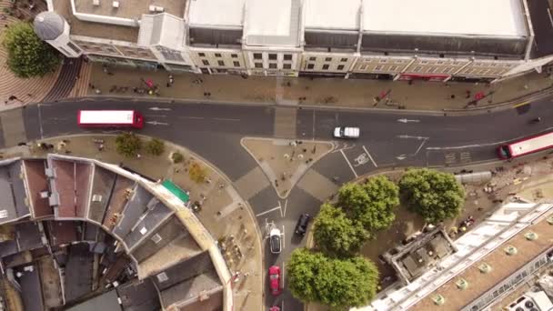 Top view of an interesting fork in the road and landscaping around it. — Vídeo de Stock