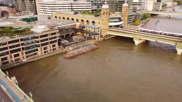 Vista panorâmica do rio Tamisa, em Londres, com uma variedade de edifícios densos. — Vídeo de Stock
