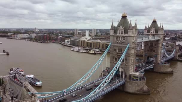 Drone view of the Tower Bridge in cloudy August. — стоковое видео