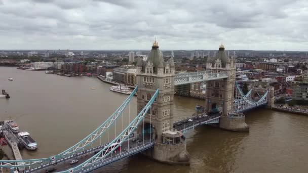 Drone footage of Tower Bridge and aerial shot of London City in the background — стоковое видео