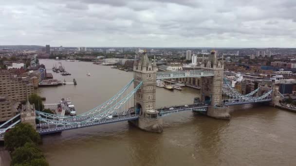 Drönarbilder 4K. Utsikt över Tower Bridge från Themsen. — Stockvideo