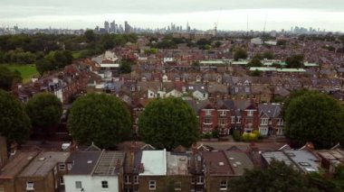 Balham Hill boyunca insansız hava aracı görüntüleri. Arka planda çeşitli binalar var..