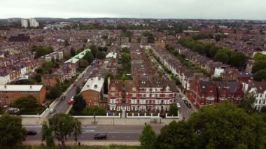 Güney Londra, Balham 'daki güzel caddelerin insansız hava aracı manzarası.