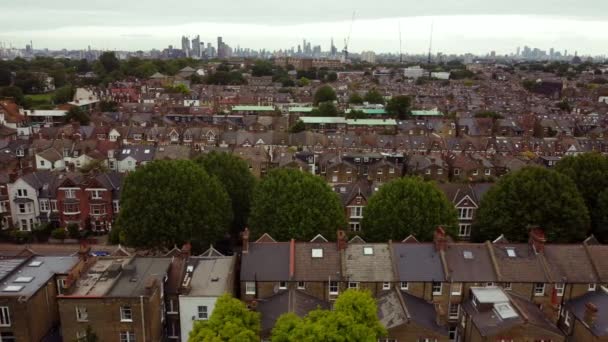 Luchtfoto van laagbouw in Balham en London City op de achtergrond. — Stockvideo