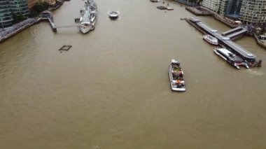 İnsansız hava aracı Thames üzerinde uçuyor. Tekneler nehir boyunca yüzer. Londra.