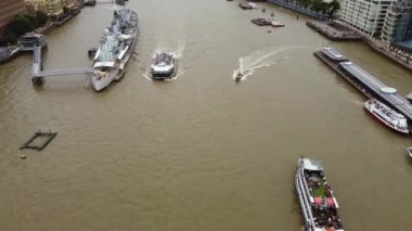 Thames Nehri, Londra 'daki yolcu teknelerinin parazit görüntüsü..