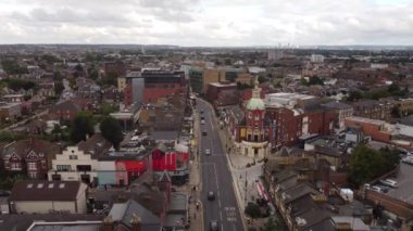 Solda trafiği olan İngiliz caddesinin insansız hava aracı görüntüsü.