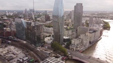 İki köprü arasında yeni bir gökdelen inşaatının insansız hava aracı görüntüsü.