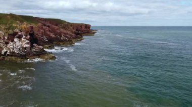 Ağustos ayında Kuzey Denizi kıyısındaki keskin uçurumların insansız hava aracı görüntüsü