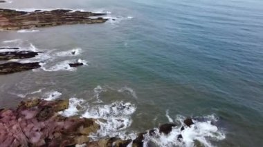 Uçsuz bucaksız bir deniz kıyısının güzel manzarası..