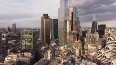 Londra 'nın en yüksek gökdelenlerinde uçuşan insansız hava aracı..