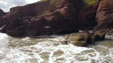 Arbroath Kayalıkları 'na çarpan dalgaların hava görüntüsü.