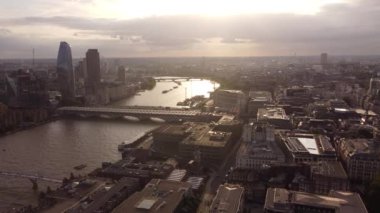 Thames Nehri 'nin drone görüntüsü ve su yüzeyindeki yansımaları.