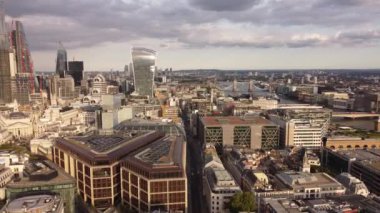Londra şehrinin alçak evleri ve gökdelenleri olan insansız hava aracı manzarası.