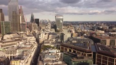 Önünde küçük evler olan Londra Şehri gökdelenlerinin insansız hava aracı görüntüsü..