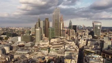 Eylül ayında güneşli havalarda Londra şehrinin gökdelenlerinin insansız hava aracı görüntüsü.