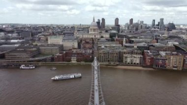 Londra Millennium Footbridge yakınlarındaki şehrin insansız hava aracı görüntüsü.