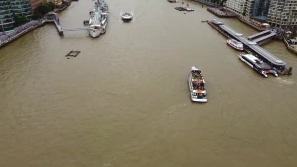 Drohne fliegt über die Themse. Auf dem Fluss treiben Boote. London. — Stockvideo