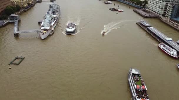 Statische Drohnenaufnahme von Passagierbooten auf der Themse, London. — Stockvideo