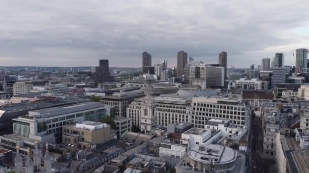伦敦的Barbican Estate，有着无尽的灰色塔楼的无人机景观 — 图库视频影像