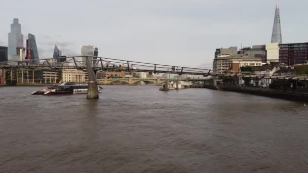 Shot of the Millennium Bridge from the water side. — Stockvideo