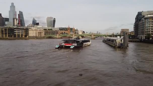 Drone flight following a pleasure boat on the Thames. — Wideo stockowe