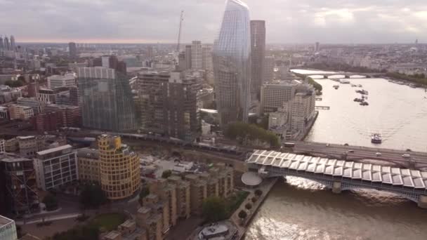 Drone footage of a train leaving Blackfriars London Underground Bridge. — Stockvideo