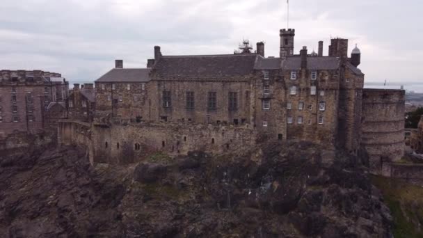 Drone view near the National War Museum at Edinburgh Castle in Edinburgh — Vídeo de stock