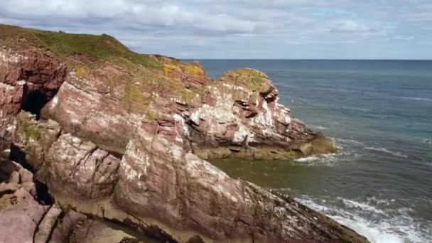 Vue par drone des falaises baignées par la mer à la réserve naturelle des falaises Seaton. — Video
