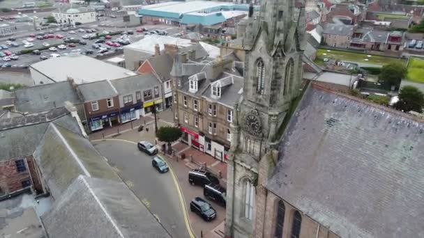 Shooting from a drone around the church on a small Kirk Square. — Vídeo de stock