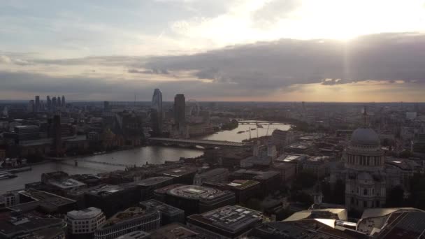 泰晤士河和伦敦周围地区在洒落的阳光下的无人机景观. — 图库视频影像