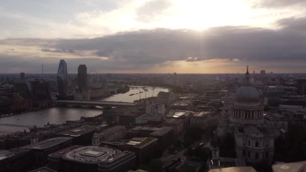 Drone widok na rzekę Tamizę w centrum Londynu z ciekawymi zabytkami. — Wideo stockowe