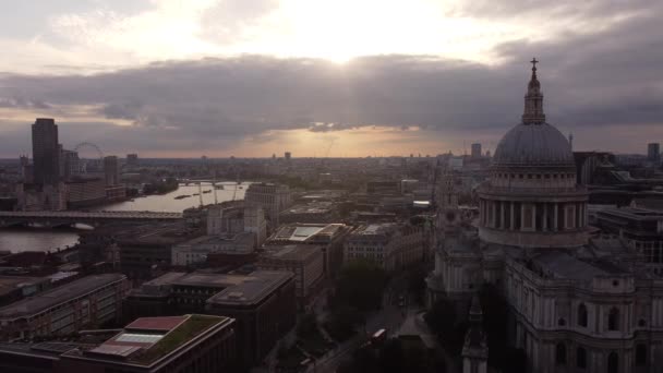 Drone view of St Pauls Cathedral and view of the River Thames at sunset. — Wideo stockowe