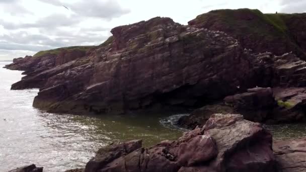 Kuzey Denizi kıyısındaki büyük bir kayaya hızlı bir yaklaşım.. — Stok video