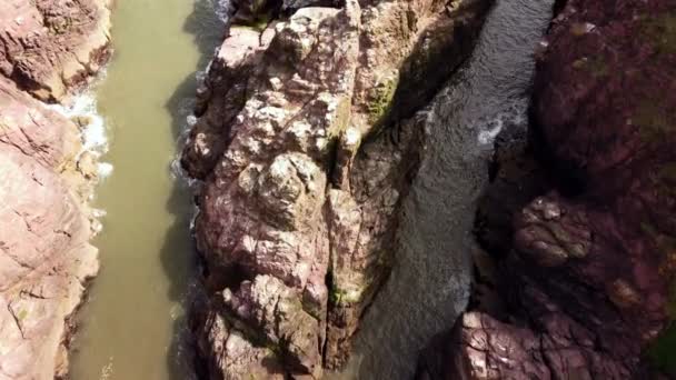 西顿悬崖自然保护区附近海湾中的一块小岩石的Drone视图. — 图库视频影像