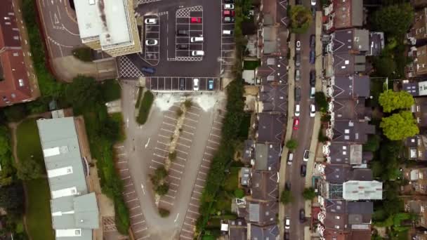 Drone vlucht langs Englewood Road en huizen aan de zijkanten ervan. — Stockvideo