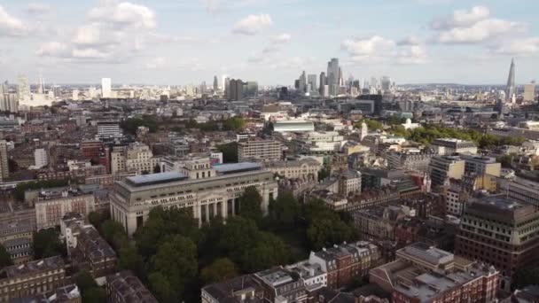 Drone view of the streets of Bloomsbury with skyscrapers in the background. — Vídeos de Stock