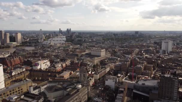 Statyczny widok drona Bloomsbury z pięknym zachmurzonym niebem w tle. — Wideo stockowe