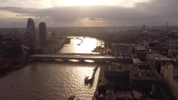 Drone view of the Blackfriars Bridge at sunset on the Thames. — стоковое видео