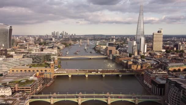 伦敦美丽的著名桥梁的空中景观. — 图库视频影像