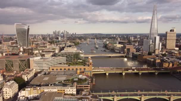 ロンドン市からのテムズ川堤防のドローンビュー. — ストック動画