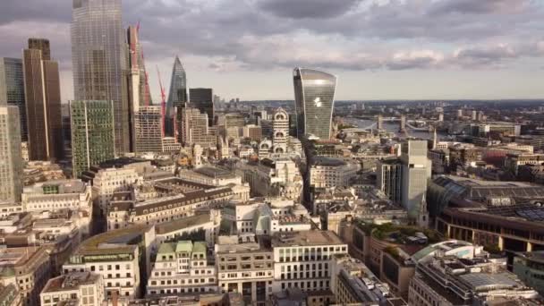 Een drone uitzicht op Londons zakendistrict met wolkenkrabbers. — Stockvideo