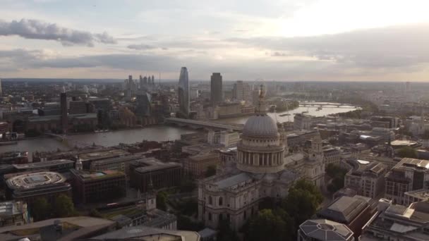 Drone uitzicht op St Pauls kathedraal en de Theems op de achtergrond. — Stockvideo