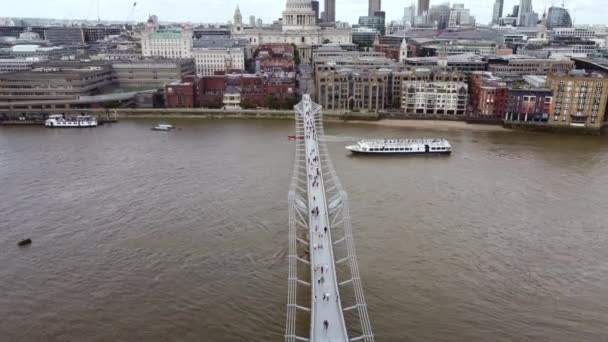 Thames Nehri 'nin ve Londra' nın merkezindeki Milenyum Köprüsü 'nün insansız hava aracı görüntüsü. — Stok video