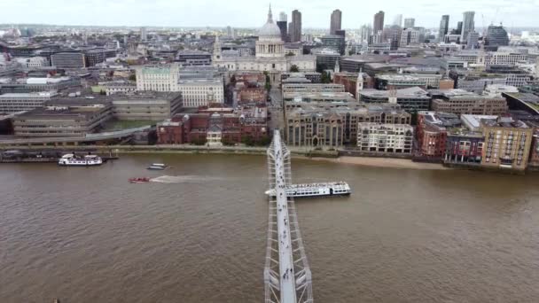 Londra Milenyum Köprüsü ve Thames Nehri boyunca insansız hava aracı görüntüsü. — Stok video
